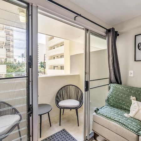 Bright & Cozy Condo Unit With Balcony! Хонолулу Екстериор снимка