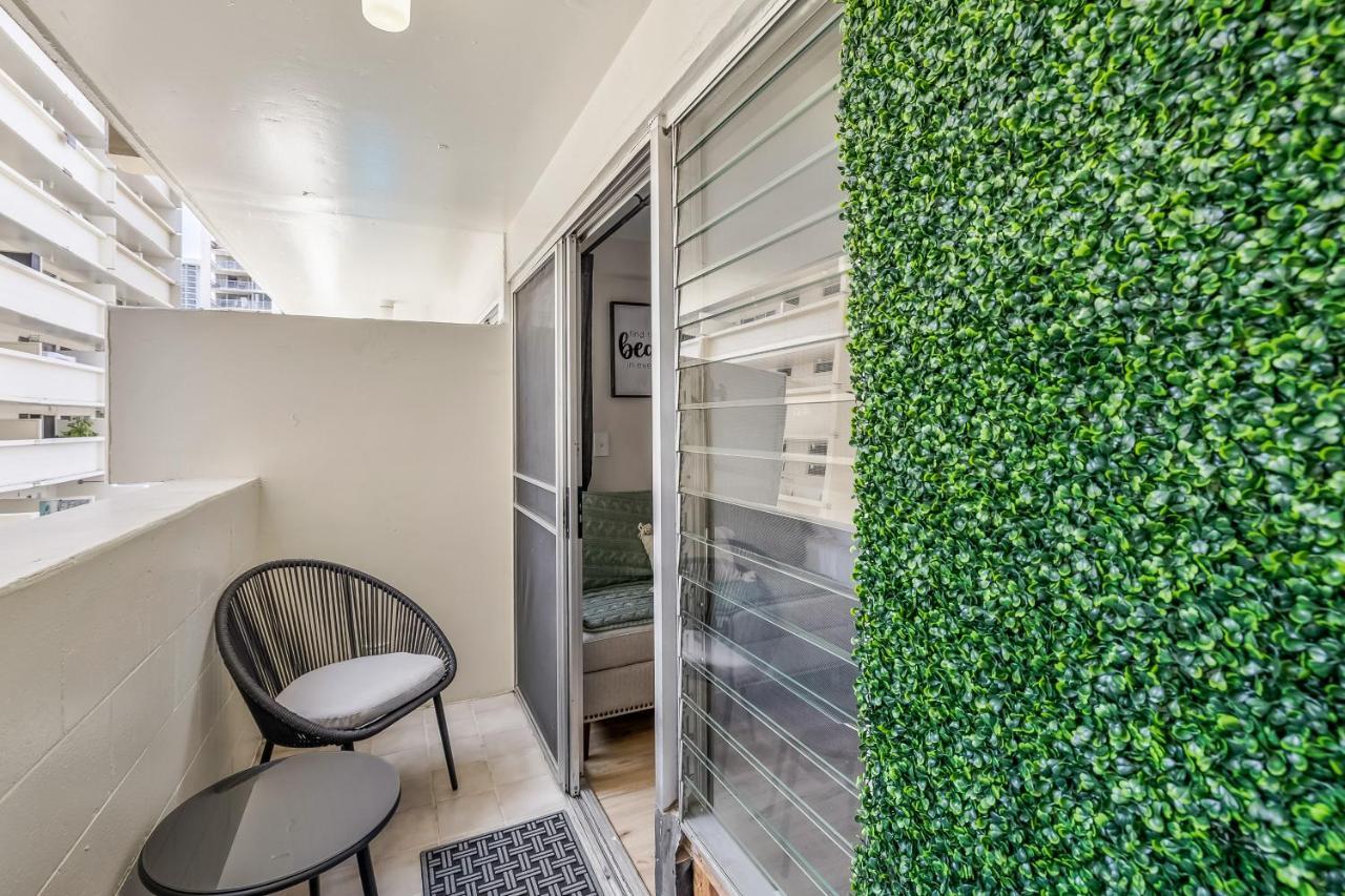 Bright & Cozy Condo Unit With Balcony! Хонолулу Екстериор снимка